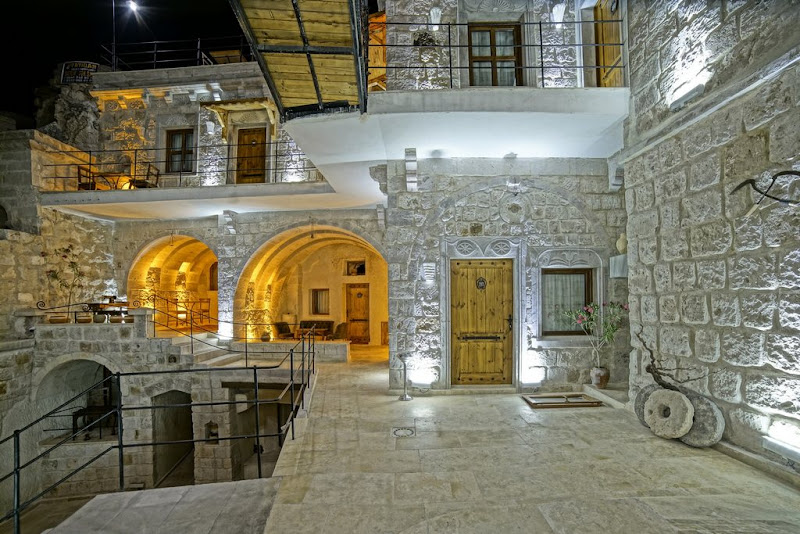 Risus Cave Suites