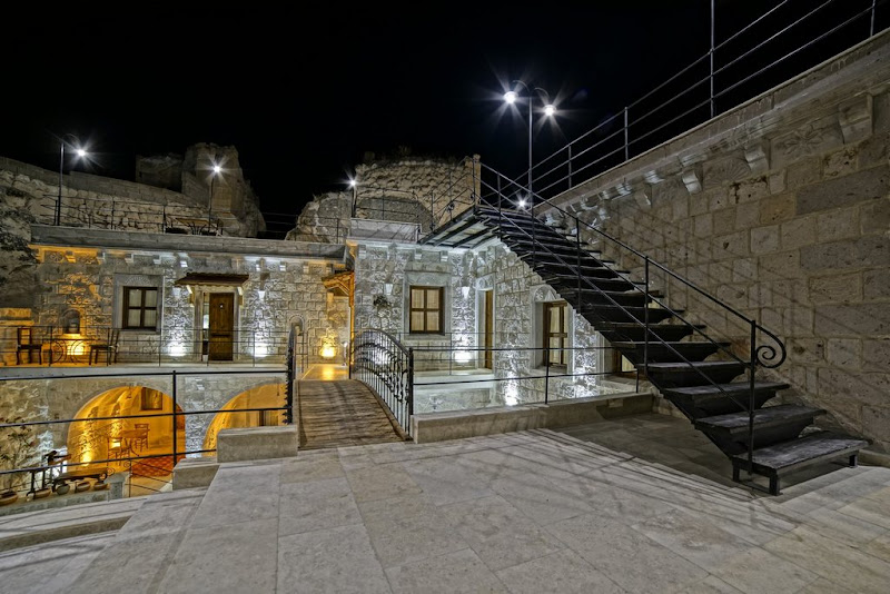 Risus Cave Suites