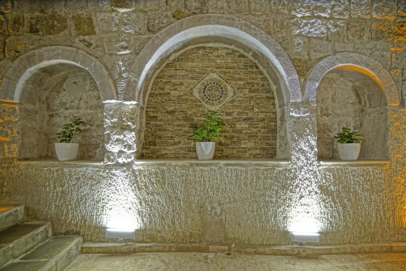 Risus Cave Suites