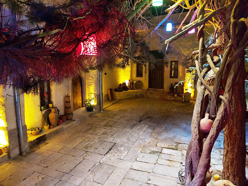 ARMEsos cave hotel