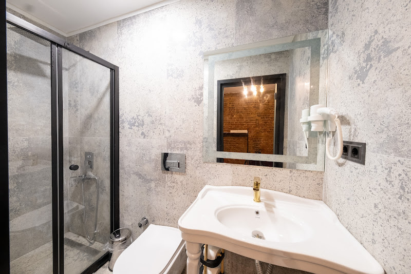 Frame Hotel & Suites