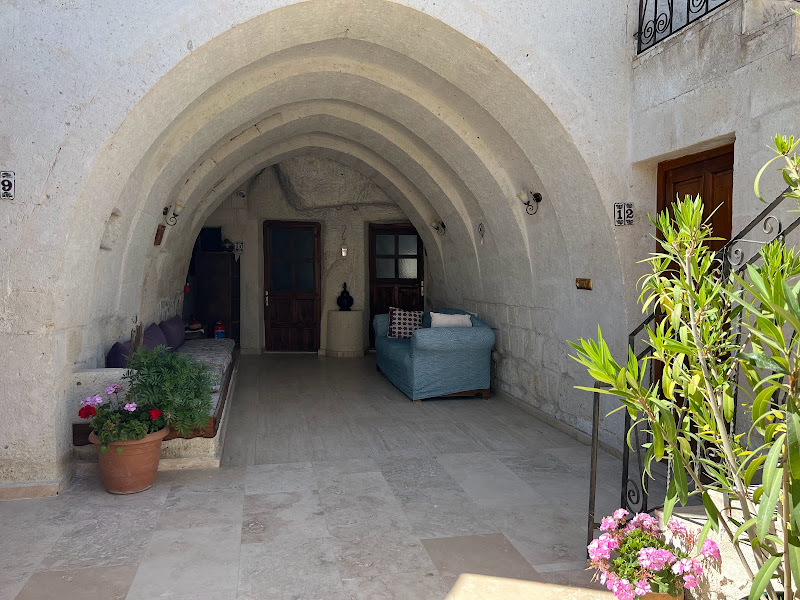 El Puente Cave Hotel