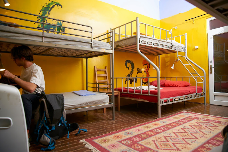 Chilloutlya Hostel & Lounge